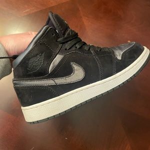 Nike Air Jordan’s -Sz4 - black & metallic grey - excellent condition